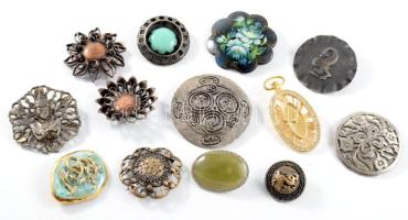 13 darab bross, iparművész darabokkal