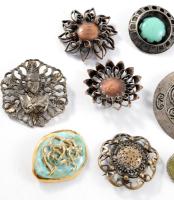 13 darab bross, iparművész darabokkal