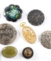 13 darab bross, iparművész darabokkal