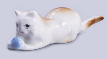 Zsolnay labdával játszó macska. Jelzett, hibátlan, h: 11 cm