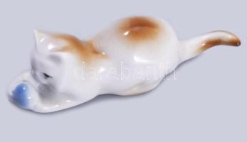 Zsolnay labdával játszó macska. Jelzett, hibátlan, h: 11 cm