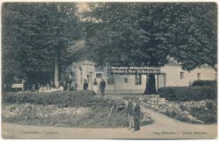 Trencsénteplic, Trencianske Teplice; Vendéglő a Nagy Baracskához, étterem terasza vendégekkel és pincérekkel. Wertheim Zsigmond kiadása / Restauration zur "Grossen Baracska" / restaurant, terrace with guests and waiters (EK)