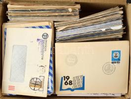 800 db magyar küldemény, köztük légiek is, dobozban