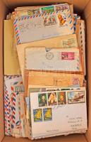 1.700 db külföldi küldemény dobozban