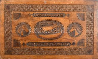 1918 Háborús emlék: az Ostffyasszonyfai Hadifogolytáborban orosz fogoly által faragott, fából készült lap, aprólékos munkával, jó állapotban, 18×28 cm