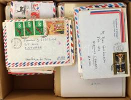 720 db külföldi küldemény: Kanada, Jugoszlávia, Vietnám, Franciaország, Spanyolország stb. dobozban