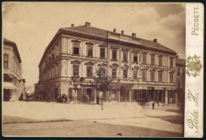 cca 1895 A Pécsi Királyi Ítélőtábla épülete, alul üzletekkel, Pátz H. keményhátú fotója, hátoldalon feliratozva, 10,5×16 cm