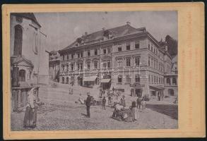 cca 1880 A Bányászati Akadémia (Selmecbánya, Felvidék) központi épülete (Fritzház) Ernst Zsigmond üzletével, előtte piaci jelenettel, Joerges Á. özv. és fia kiadása, jó állapotban, 10,5×16,5 cm