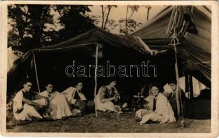 Gyöngyös (?), sátor alatt népviseletbe öltözött férfiak (fl)