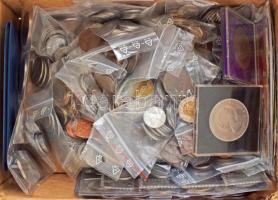 "Nagypapa kincsesládája", bruttó ~3kg súlyban, benne vegyes, külföldi és magyar érmetétel és külföldi bankjegyek, közte Nagy-Britannia 1968-1971. 1/2p-10p (5xklf) "Britannia első decimális érméi" forgalmi összeállítás kartonlapon, eredeti műbőr tokban + 1965. 1C Cu-Ni "Churchill" eredeti műanyag tokban + 1977. 25p Cu-Ni "Ezüstjubileum" eredeti műanyag tokban. Az érmék simítózáras tasakokban vagy berakólapokon. T:vegyes "Grandpa's treasure chest", mixed set of foreign and Hungarian coins and foreign banknotes (~3kg gross), within United Kingdom 1968-1971. 1/2 Penny - 10 Pence (5xdiff) circulation set on cardboard, in original "Britain's first decimal coins" leatherette case + 1965. 1 Crown Cu-Ni "Churchill" in original plastic case + 1977. 25 Pence Cu-Ni "Silver Jubilee" in original plastic case. Coins in zip-lock bags or sheets. C:mixed