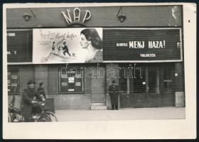 1956 "Orosz menj haza!" - a Budapesti Nap Mozi bejárati táblájának felirata az eredeti film címének módosításával, eredeti fotó, 9×13 cm