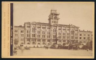 cca 1885 A triesti Piazza Grande a Városházával, M. Frankenstein fotó felirattal, hátoldalon kézzel írt megjegyzésekkel, szép állapotban, 6,5×10,5 cm