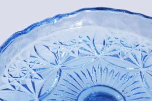 Anyagában színezett kék talpas kínáló, lepattanással, d: 23 cm, m: 18 cm