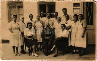 1949 Temesvár, Timisoara; orvosok, nővérek csoportképe / group picture of doctors and nurses. photo (gyűrődések / creases)