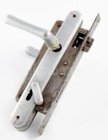 Régebbi zár kilincsekkel, címerrel.