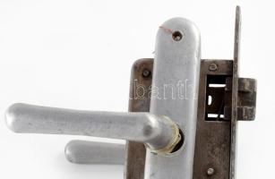 Régebbi zár kilincsekkel, címerrel