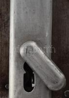 Régebbi zár kilincsekkel, címerrel