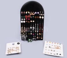 Sok fülbevaló pár, tartókon.