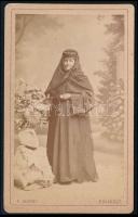 cca 1870 Nő népviseletben, keményhátú fotó Franz Mandi bukaresti műterméből, 10,5×6,5 cm