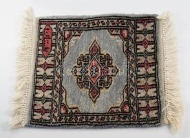 3 darab kisméretű imaszőnyeg, h: kb 40x25 cm