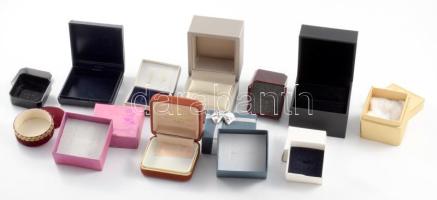 13 különböző gyűrűs doboz, karton dobozban, h: 38 cm