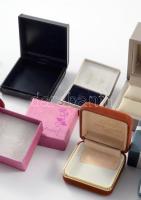 13 különböző gyűrűs doboz, karton dobozban, h: 38 cm