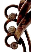 Ezüst (Ag) bross, gyönggyel, jelzett, h: 4,5 cm, bruttó 5,8g