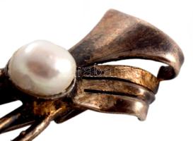 Ezüst (Ag) bross, gyönggyel, jelzett, h: 4,5 cm, bruttó 5,8g