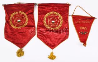 1965 Venuje KVS-Košice (Kassa) asztali zászló, 27x19 cm + 2 db Szocialista Brigád zászló, 38x25 cm