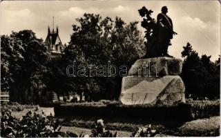 1958 Szeged, Deák Ferenc szobor. Képzőművészeti Alap (gyűrődés / crease)