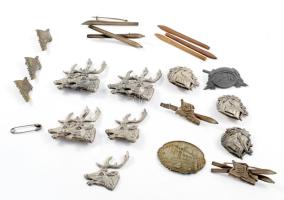 cca 1940 Vadászkalapdíszek és sportruha díszek, klf méretben