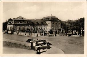 Pozsony, Pressburg, Bratislava; Prezidentsky palác / elnöki palota, automobilok / presidential palace, automobiles (EK)