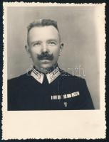 cca 1940 Az Országos Frontharcos Szövetség jelvényét és szalagsávokat viselő vasutas tiszt portréja, fotó, jelzés nélkül, 8,5x6,5 cm