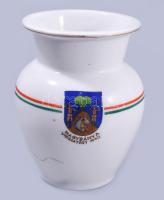 1940 "Nagybánya visszatért" feliratú porcelán váza, részben kézzel festett, jelzett, hajszálrepedéssel, kopásnyomokkal, m: 12 cm