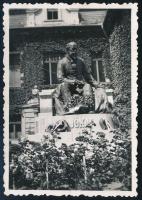 1939 Komárom (Komárno), Jókai Mór szobra (Berecz Gyula alkotása, melyet 1937 novemberében adták át; 1945-ben a többi felvidéki magyar emlékművel együtt eltávolították, de ezek közül elsőként került vissza a helyére 1952-ben), a hátoldalon feliratozott fotó, 9x6 cm