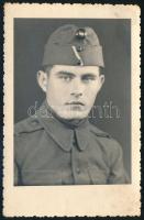 cca 1920 Fiatal katona nemzetiszínű szalagos bocskai sapkában, fotólap Paál József komáromi fényképész műterméből, a hátoldalon pecséttel jelzett (Foto Paál Komárom 1., Ferenc József rakpart), 13,5x8,5 cm