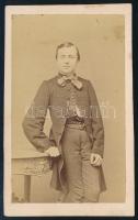 1860-1865 Elegáns fiatalember portréja, vizitkártya Letzter Lázár (1832-1897) kassai műterméből, a verzón címkével jelzett, 10x6 cm