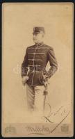1896 Katonatiszt (hadnagy) egészalakos portréja, autográf aláírással és dedikációval, kabinetfotó Strelisky Lipót (1816-1905) cs. és kir. udvari fényképész budapesti műterméből, 20,5x11 cm