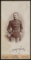 1901 Kitüntetett katonatiszt (százados) egészalakos portréja, autográf aláírással és dedikációval, kabinetfotó Brückner Ignác soproni műterméből, kissé foltos, 21x10,5 cm