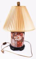cca 1880-1920 Imari japán porcelán asztali lámpa, európai exportra készített fedeles edényből átalakítva, Kézzel festett, porcelán rész m: 24 cm, teljes m: 62 cm