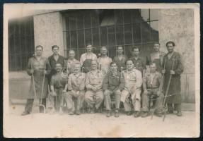 cca 1930 Gyári / öntödei munkások csoportképe, fotó, jelzés nélkül, 8x11,5 cm