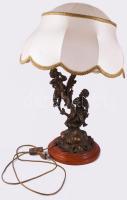 Zenélő puttók alakjával díszített neorokokó asztali lámpa, bronzírozott fém, fa talpon, sérült búrával, m: 60 cm