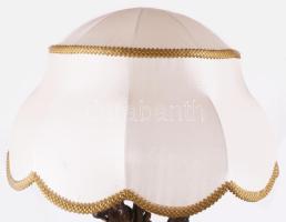 Zenélő puttók alakjával díszített neorokokó asztali lámpa, bronzírozott fém, fa talpon, sérült búráv...