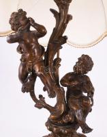 Zenélő puttók alakjával díszített neorokokó asztali lámpa, bronzírozott fém, fa talpon, sérült búráv...