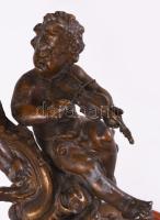 Zenélő puttók alakjával díszített neorokokó asztali lámpa, bronzírozott fém, fa talpon, sérült búráv...