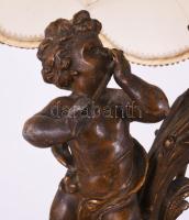 Zenélő puttók alakjával díszített neorokokó asztali lámpa, bronzírozott fém, fa talpon, sérült búráv...