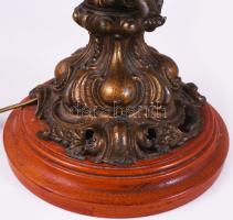 Zenélő puttók alakjával díszített neorokokó asztali lámpa, bronzírozott fém, fa talpon, sérült búráv...