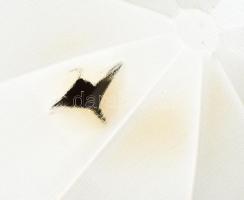 Zenélő puttók alakjával díszített neorokokó asztali lámpa, bronzírozott fém, fa talpon, sérült búráv...