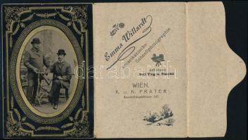 cca 1890-1900 Két elegáns úr portréja, ferrotípia, eredeti, díszes papírborítóban, Emma Willardt bécsi fényképész műterméből (Emma Willardt amerikanische Schnellphotographie, Wien, K. u. K. Prater), a borítón magyar nyelven feliratozva, 12x8 cm