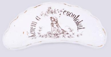 Csontos tányér "Kérem a csontokat" felirattal, kutya ábrázolással. Jelzés nélkül, kopásokkal, 17x9 cm